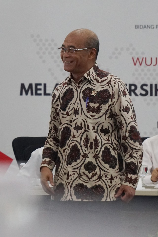 Menko PMK Muhadjir Effendy menghadiri Rakor Tingkat Menteri (RTM) terkait virus corona di Kemenko PMK, Jakarta.  Foto: Fanny Kusumawardhani/kumparan 