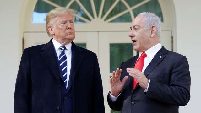 Presiden Amerika Serikat Donald Trump (kiri) berbincang dengan Perdana Menteri Israel Benjamin Netanyahu di Gedung Putih, di Washington, Amerika Serikat. Foto: REUTERS/Kevin Lamarque