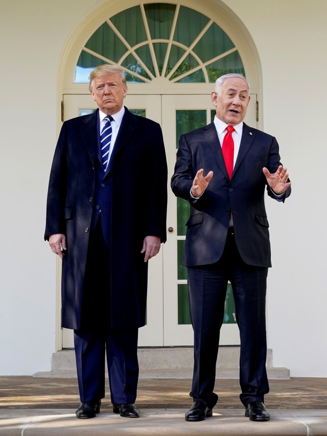Presiden Amerika Serikat Donald Trump (kiri) bersama Perdana Menteri Israel Benjamin Netanyahu di Gedung Putih, di Washington, Amerika Serikat.  Foto: REUTERS/Kevin Lamarque