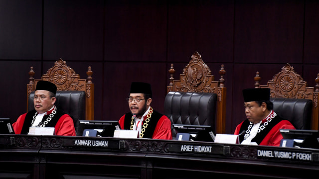 Ketua Mahkamah Konstitusi Anwar Usman (tengah) bersama majelis hakim lainnya memimpin sidang pleno penyampaian laporan tahun 2019 di Gedung MK.  Foto: ANTARA FOTO/Hafidz Mubarak A