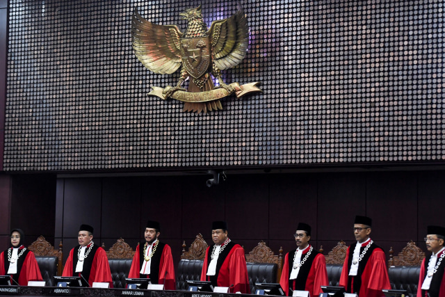 Ketua Mahkamah Konstitusi Anwar Usman (ketiga kiri) bersama majelis hakim lainnya .  Foto: ANTARA FOTO/Hafidz Mubarak A
