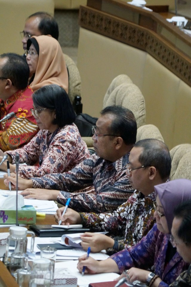 Mensesneg Pratikno (tengah) menghadiri rapat dengan pendapat (RDP) dengan Komisi II DPR RI di Kompleks Parlemen, Senayan, Jakarta (28/1).  Foto: Helmi Afandi Abdullah/kumparan 