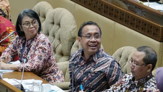 Mensesneg Pratikno (tengah) menghadiri rapat dengan pendapat (RDP) dengan Komisi II DPR RI di Kompleks Parlemen, Senayan, Jakarta (28/1).  Foto: Helmi Afandi Abdullah/kumparan 
