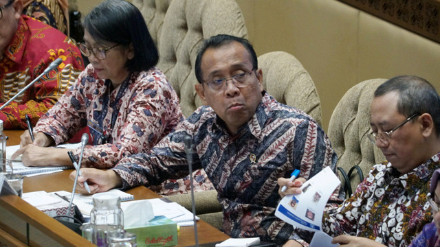 Mensesneg Pratikno (tengah) menghadiri rapat dengan pendapat (RDP) dengan Komisi II DPR RI di Kompleks Parlemen, Senayan, Jakarta (28/1).  Foto: Helmi Afandi Abdullah/kumparan 