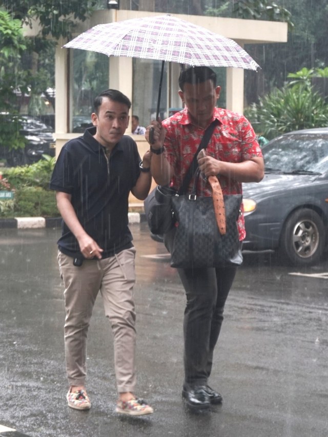 Ruben Onsu tiba di Polda Metro Jaya, Jakarta, Selasa (28/1).
 Foto: Iqbal Firdaus/kumparan 