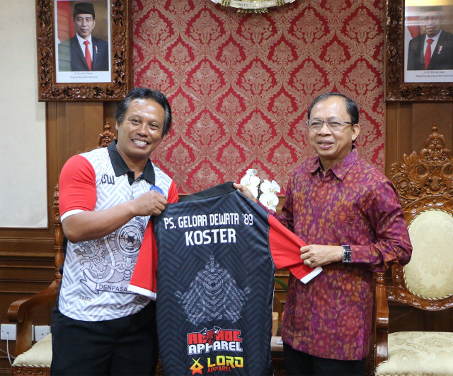 Kadek Swartama saat menyerahkan jersey Gelora Dewata pada Gubernur Bali Wayan Koster - RLS