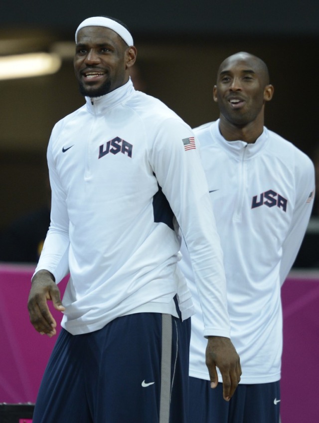 LeBron James dan Kobe Bryant saat memperkuat Timnas Basket Amerika Serikat.  Foto: TIMOTHY A. CLARY / AFP