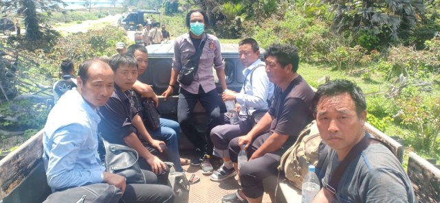 Enam WNA asal China saat dievakuasi oleh personel Satpolair Polres Rote Ndao dari kapal motor yang terdampar.Foto: istimewa.