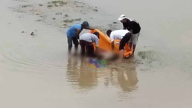 Aparat dengan dibantu warga saat mengevakuasi mayat Mr X yang ditemukan ke tepi Bengawan Solo, Desa Mulyoagung Kecamatan Bojonegoro Kota. Selasa (28/01/2020)