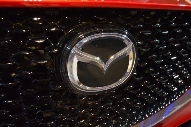 Ilustrasi logo Mazda Foto: Bagas Putra Riyadhana/kumparan