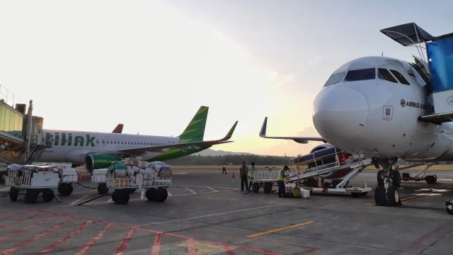 Aktivitas kedatangan pesawat di Bandara Pattimura, Ambon (Foto: ambonnesia)