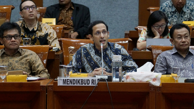 Menteri Pendidikan dan Kebudayaan Nadiem Makarim (tengah) saat menghadiri Rapat kerja komisi X DPR RI, Selasa (28/1). Foto: Helmi Afandi Abdullah/kumparan