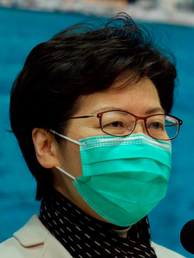 Kepala Eksekutif Hong Kong Carrie Lam memakai masker menggelar konferensi pers terkait virus corona di Hong Kong. Foto: REUTERS / Tyrone Siu