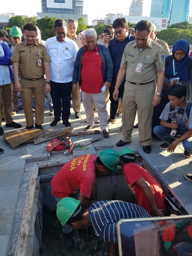 DPRD DKI Jakarta bersama Sekda dan Dinas terkait meninjau lokasi proyek revitalisi Monumen Nasional (Monas), Jakarta, Selasa (28/1).  Foto: Efira Tamara Thenu/kumparan 