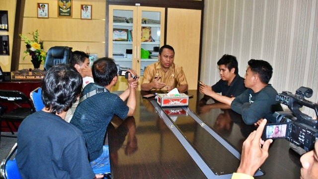 Sekretaris Daerah Kabupaten Gorontalo Utara, Ridwan Yasin, saat memberikan keterangan pers. Selasa, (28/1). Foto: Dok istimewa