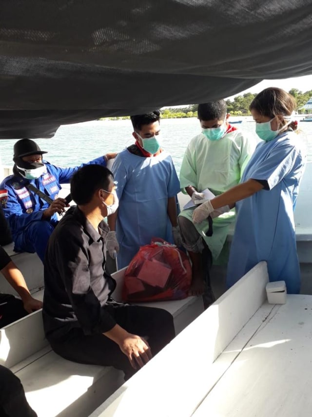 Enam WNA asal China yang terdampar di Perairan Rote Ndao menjalani pemeriksaan medis oleh Tim Medis RSUD Baa. Foto: istimewa.