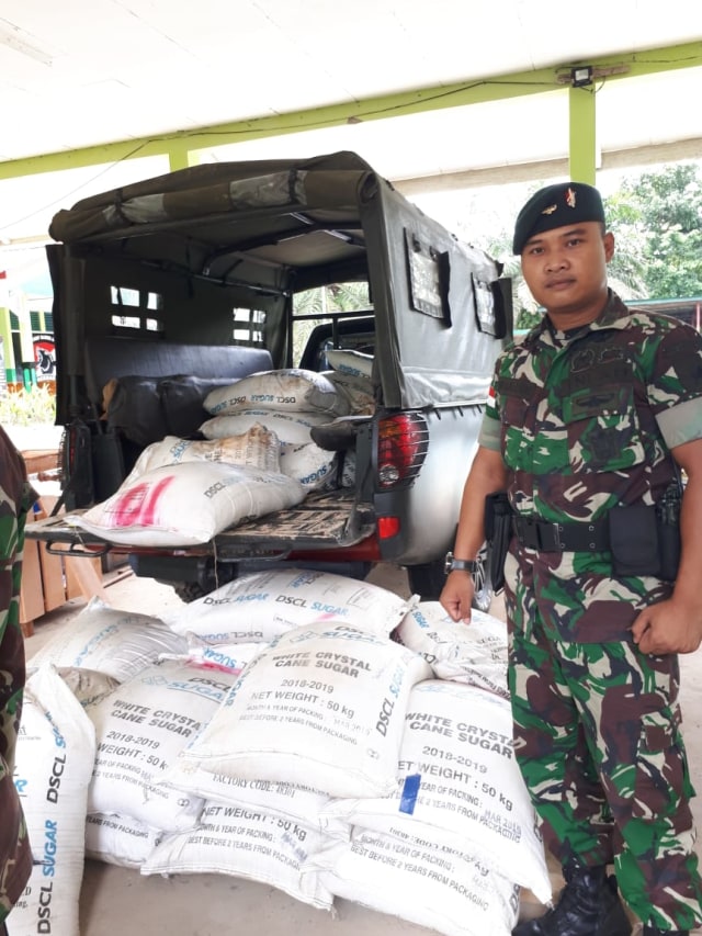 Sebanyak 30 karung gula asal Malaysia diamankan Satgas Pamtas RI-Malaysia Yonif Raider 641/Bru di Entikong. Foto: Dok. A. Alfian