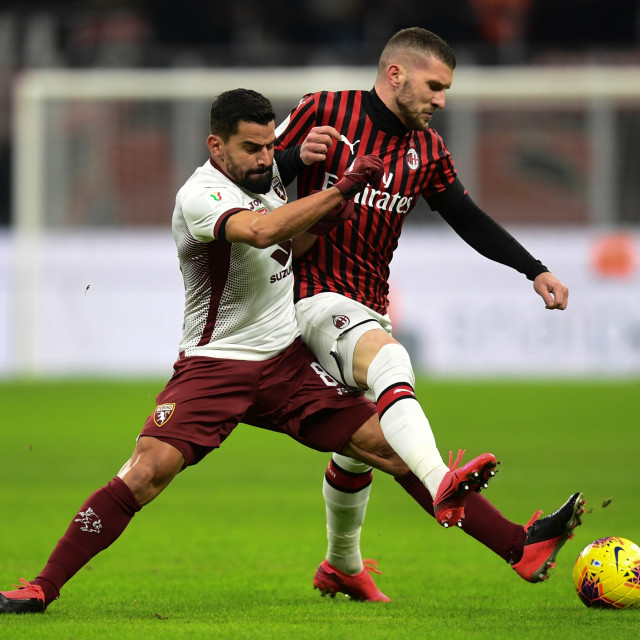 Duel AC Milan vs Torino di perempat final Coppa Italia 2019/20. Foto: MIGUEL MEDINA / AFP