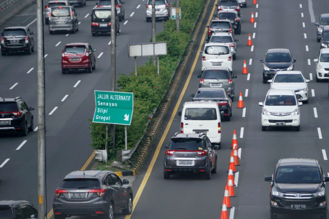 Beberapa mobil berada di jalur contra flow di jalan tol dalam kota di kawasan MT. Haryono, Jakarta, Rabu (29/1). Foto: Fanny Kusumawardhani/kumparan