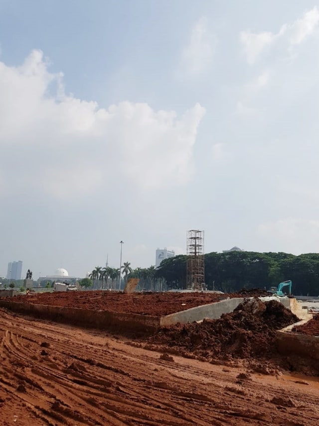 Suasana revitalisai Monumen Nasional (Monas), Jakarta, Rabu (29/1).  Foto: Efira Tamara Thenu/kumparan 