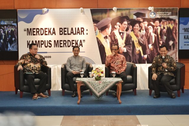 Mendikbud Nadiem Makarim (kedua dari kiri) bersama Rektor IPB Arif Satria (kiri) dan Plt. Dirjen Pendidikan Tinggi Kemendikbud Nizam (kedua dari kanan). Foto: Dok Kemendikbud