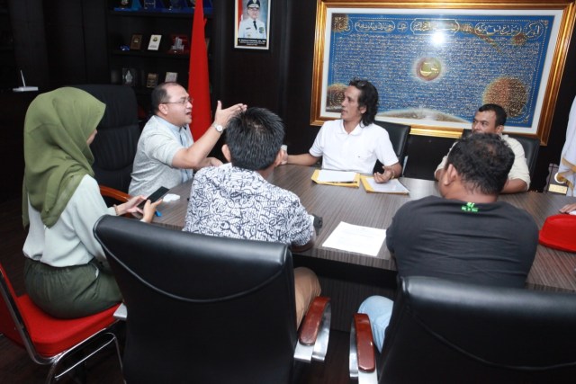 Gubernur Bangka Belitung, Erzaldi Rosman saat menerima perwakilan aliansi masyarakat sipil.
