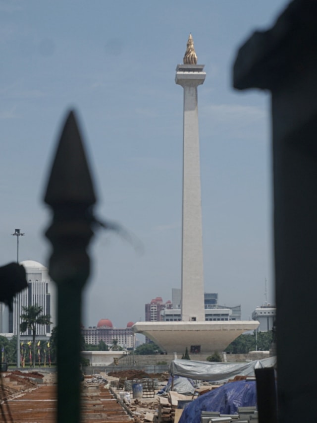 Suasana di lokasi revitalisasi Monumen Nasional (Monas), Jakarta, Rabu (29/1). Foto: Iqbal Firdaus/kumparan