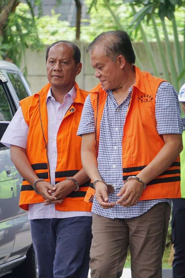 Direktur PT Rudi Jaya Ibnu Ghofur (kanan) dan Totok Sumedi akan menjalani pemeriksaan di Gedung KPK, Jakarta, Rabu (29/1). Foto: Fanny Kusumawardhani/kumparan