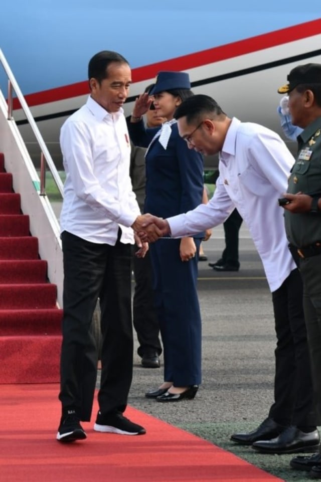 Presiden, Joko Widodo (kiri) berjabat tangan dengan Gubernur Jawa Barat, Ridwan Kamil . Foto: dok. setpres