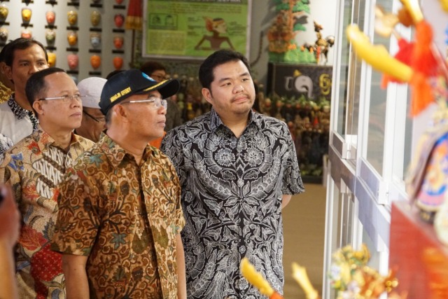 Menteri Koordinator Bidang Pembangunan Manusia dan Kebudayaan Republik Indonesia Muhadjir Effendy bersama Indra Yogi Kurniawan (kanan) di Museum Ganesya yang merupakan bagian dari Hawai Group Malang. Foto dokumen.