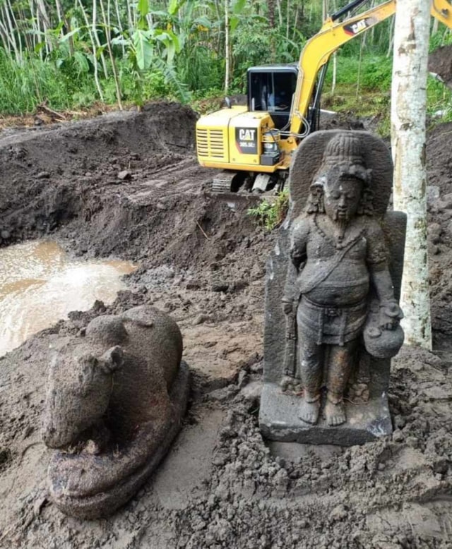 2 Arca yang ditemukan di desa Widodomartani, Sleman. Foto: Twitter/@CandrasSetyawan