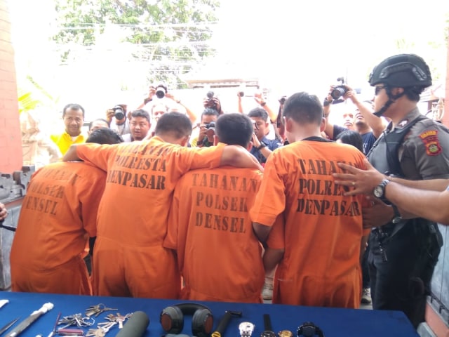 Komplotan pelaku saat ditunjukkan kepada wartawan di Denpasar - KAD