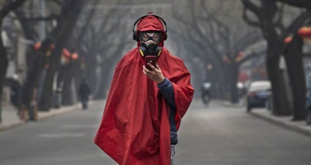 Salah satu warga China memakai masker (Sumber, Kevin Frayer/Getty )