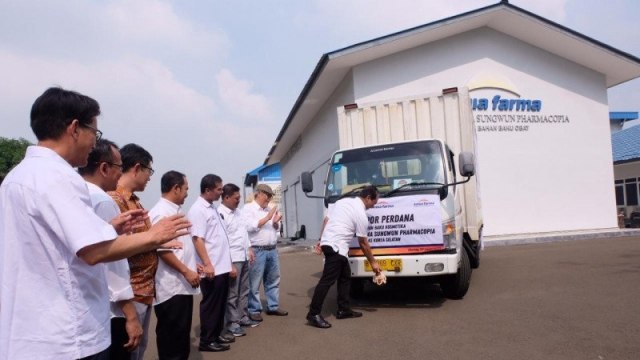 Seremoni pelepasan ekspor perdana bahan baku kosmetik (bedak dan losion) PT Kimia Farma (Persero) Tbk ke Korea Selatan di Cikarang, Jawa Barat, Rabu (29/1). Foto: ANTARA/Dokumentasi Humas PT Kimia Farma (Persero) Tbk