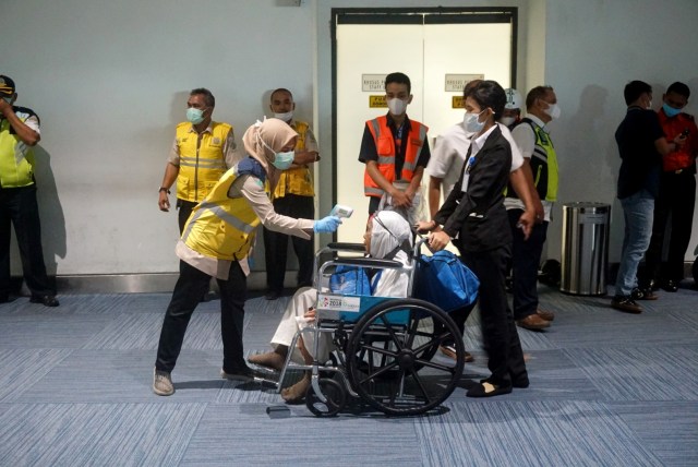 Petugas dengan masker berjaga di Bandara Soekarno Hatta Terminal 3 CGK. Foto: Iqbal Firdaus/kumparan