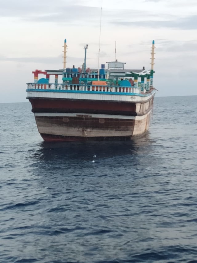 Kapal berpenumpang 14 warga negara Iran lego jangkar di Aceh Barat. Foto: Dok. Pos SAR Meulaboh