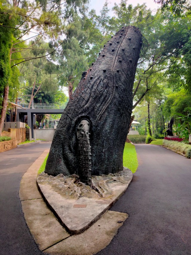 Karya Nyoman Nuarta di NuArt Sculpture Park, Bandung Foto: Helinsa Rasputri/kumparan