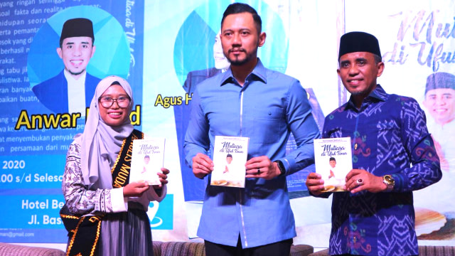 AHY (tengah) dan Anwar Hafid (kanan) saat hadiri Launching Buku berjudul Mutiara di Ufuk Timur. Foto: Kristina Natalia/PaluPoso 