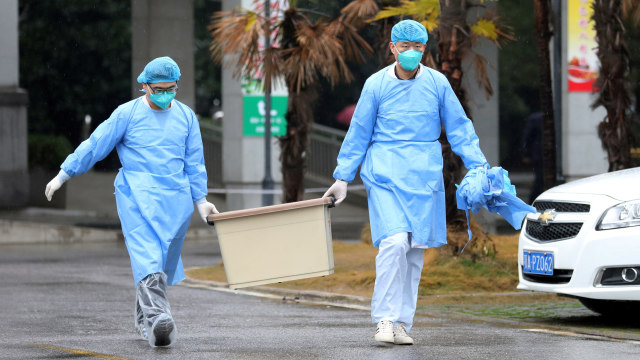 Staf medis memindahkan barang dari Rumah Sakit Jinyintan,di Wuhan, China. Foto: REUTERS/Stringer 