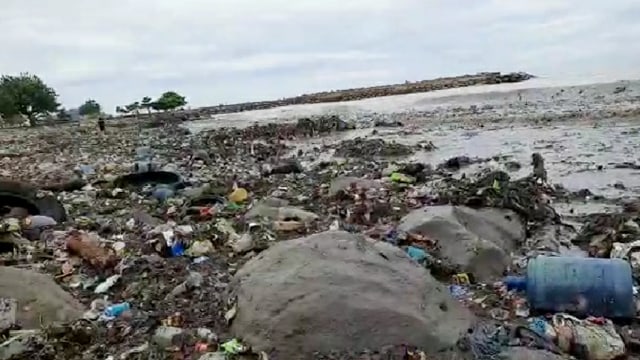 Potret 300 Ton Sampah Bertaburan Di Pantai Padang | Kumparan.com