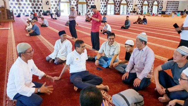 Sejumlah wisatawan China yang beragama islam berada di Masjid Raya Sumatera Barat bersama gubernur (Foto: Dok. Dino Gobel)