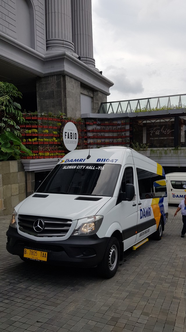 Shuttle bus yang akan mengangkut penumpang dari Sleman City Hall (SCH) ke Yogyakarta International Airport. Foto: Ayusandra.