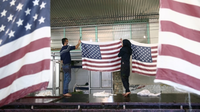 Dibeli Untuk Dibakar Bendera As Dan Israel Laris Manis Di Iran Kumparan Com