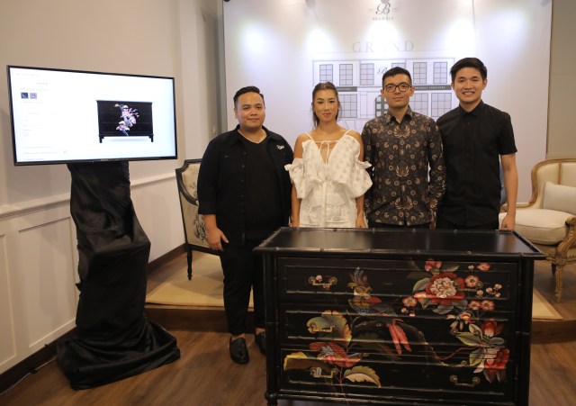 Grand Opening Showroom Bramble Furniture dihadiri oleh Febriano Mahesa : Marketing Director Bramble Furniture, Jennifer Bachdim : Brand Ambassador of Bramble Furniture, Jeremiah Bramble : CEO Bramble Company dan Jonathan Aditya : CO Founder Ars. app (Dok. Bramble Furniture)