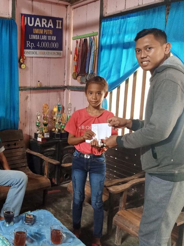 Asmarani diberikan sumbangan oleh para donatur yang tergabung dalam klub lari di Poso. Foto: Facebook/Feyben Koruwu