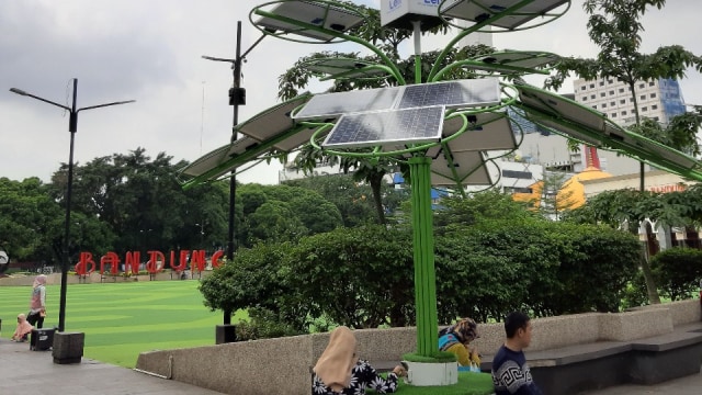 Taman Alun-alun Kota Bandung sekarang dihiasi 2 pohon panel surya (Foto: istimewa)