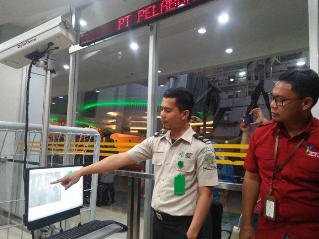 Petugas thermal scanner di Pelabuhan Makassar, Abdul Rahman menunjukkan alat pendeteksi suhu tubuh tersebut, (Makassar Indeks/Qis).