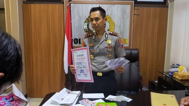 King of The King di Nganjuk, Polisi Temukan Surat Bank Garansi USD 2 M (70229)