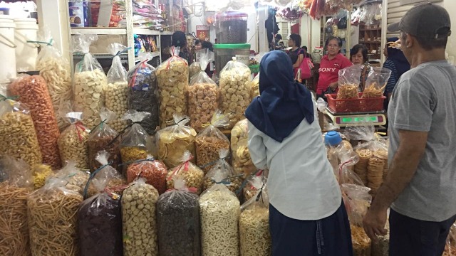 Pedagang Jajanan di Pasar Senen Jakarta Pusat, Kamis (30/1) Foto: Nurul Nur Azizah/kumparan