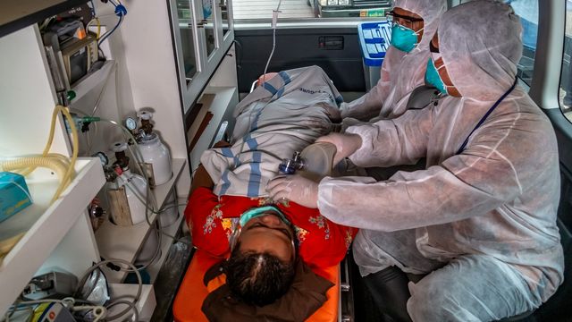 Tim medis mengevakuasi seorang pasien di dalam mobil ambulans saat simulasi penanganan wabah virus Corona di Semarang, Jawa Tengah, Kamis (30/1). Foto: ANTARA FOTO/Aji Styawan